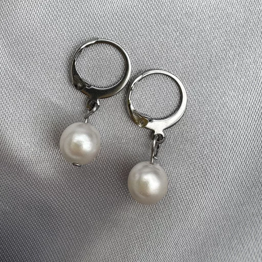 P&auml;rl&ouml;rh&auml;ngen med vita p&auml;rlor, silver.