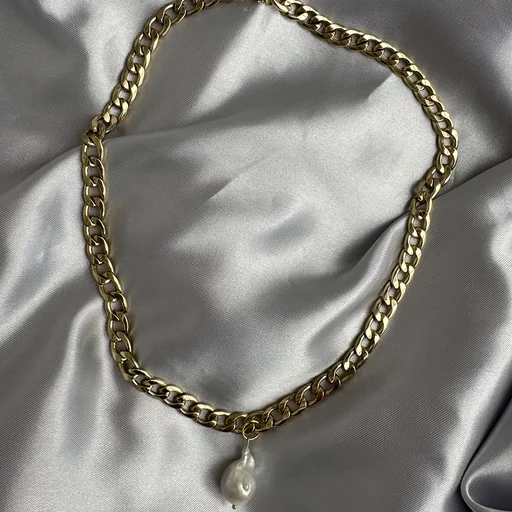 Halsband, grov guldkedja med l&auml;nkar och s&ouml;tvattenp&auml;rla.